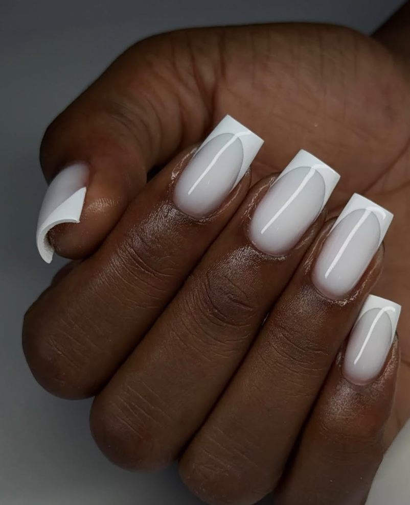 Pose d'ongles NUA NAILS Tech — dégradé babyboomer blanc laiteux sur ongles carrés
