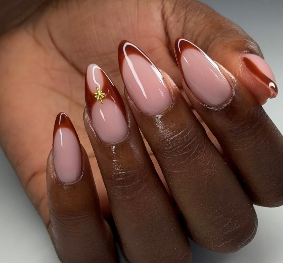 French chocolat sur ongles amande longs avec étoile dorée, réalisée par NUA NAILS Tech