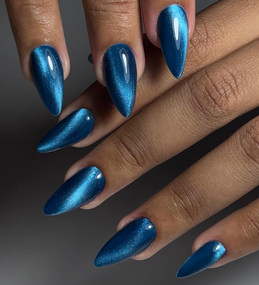 Pose d'ongles NUA NAILS Tech — bleu canard effet cat-eye magnétique sur ongles amande longs