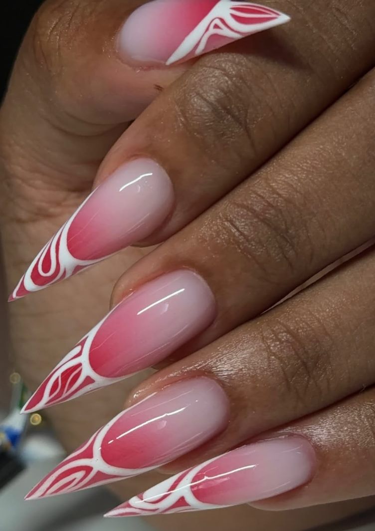 Pose d'ongles NUA NAILS Tech — dégradé rose vif et blanc sur stiletto, arabesques peintes à la main