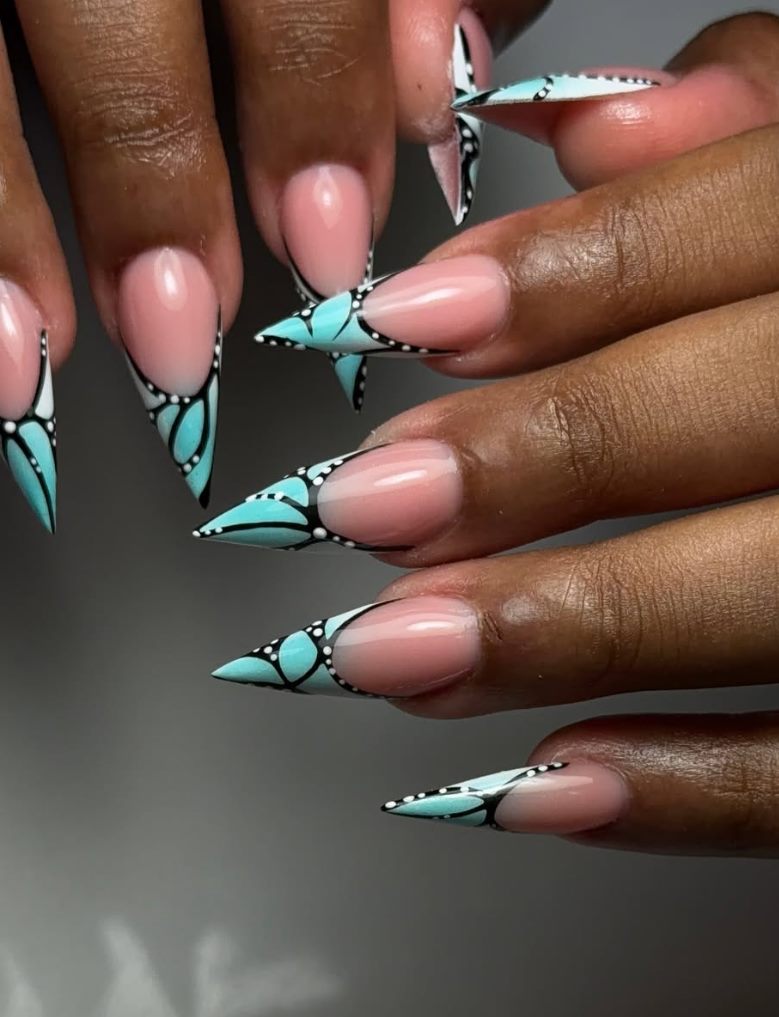 Pose d'ongles NUA NAILS Tech — nail art graphique turquoise, noir et blanc sur ongles stiletto