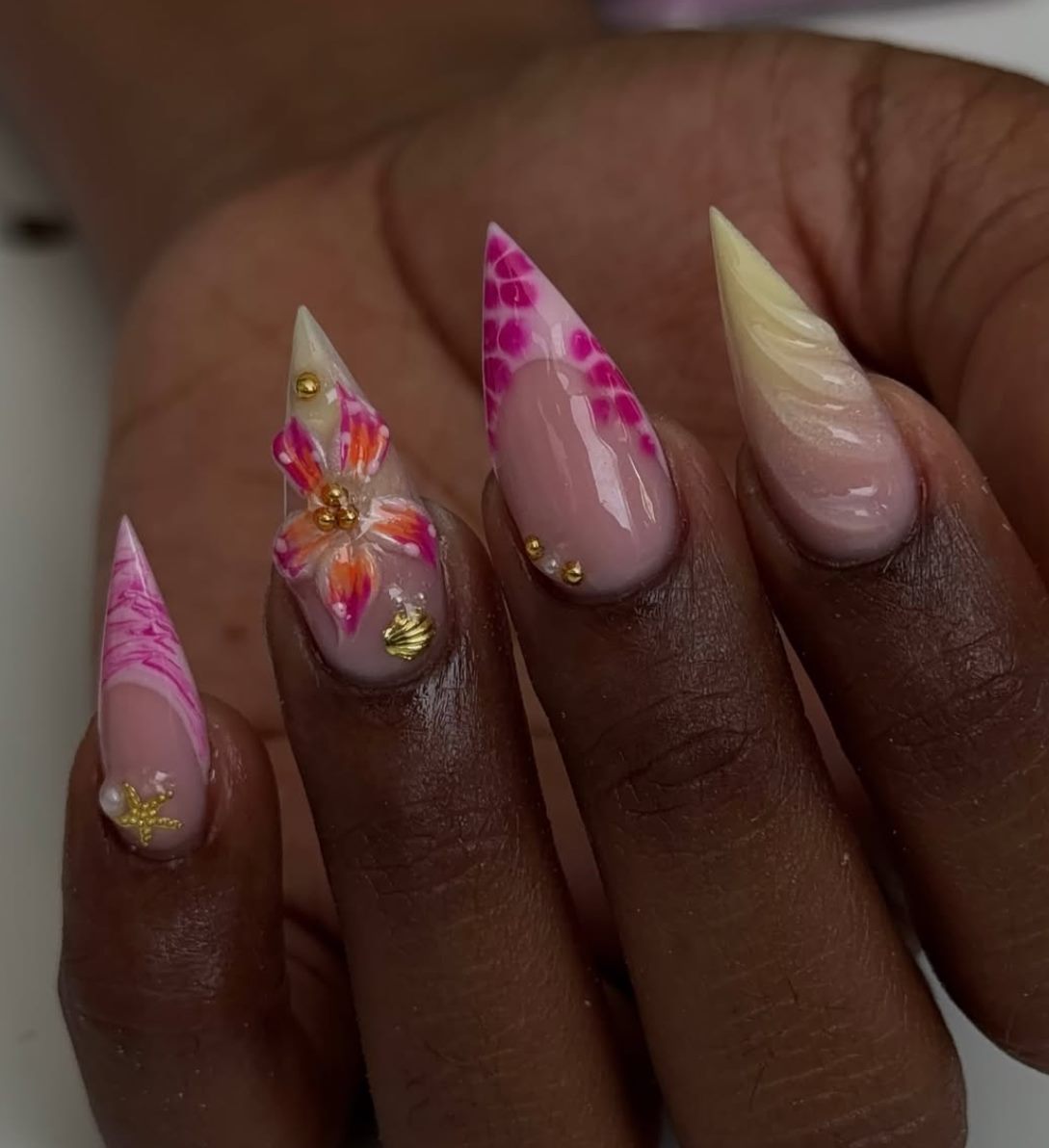 Pose d'ongles NUA NAILS Tech — nail art tropical fleurs orange et rose, coquillage et étoile de mer dorés